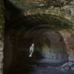 Srodek jaskini domu troglodytów.