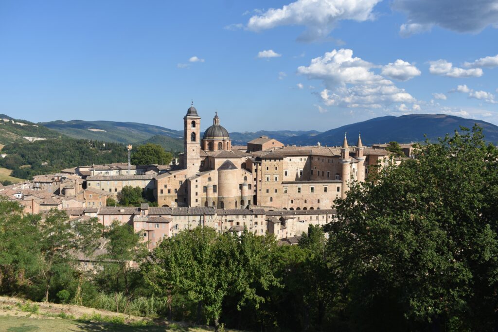 Panorama Urbino w Marche z kompleksem pałacowym zbudowanym z szarej cegły