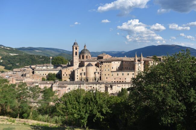 Panorama Urbino w Marche z kompleksem pałacowym zbudowanym z szarej cegły