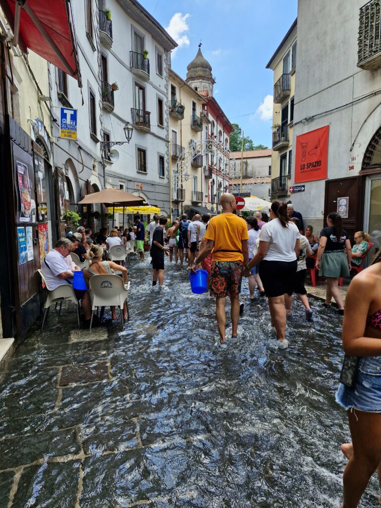 Letni festiwal ludzie brodzą w wodzie na ulicy